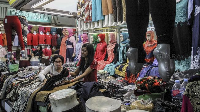 Pedagang pakaian di Blok A Pasar Tanah Abang, Jakarta, Selasa (20/2). 