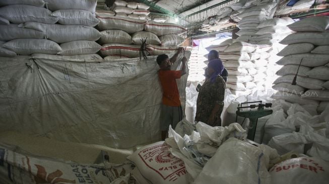 Gudang penyimpanan di Pasar Induk Cipinang, Jakarta, Selasa (20/2). 