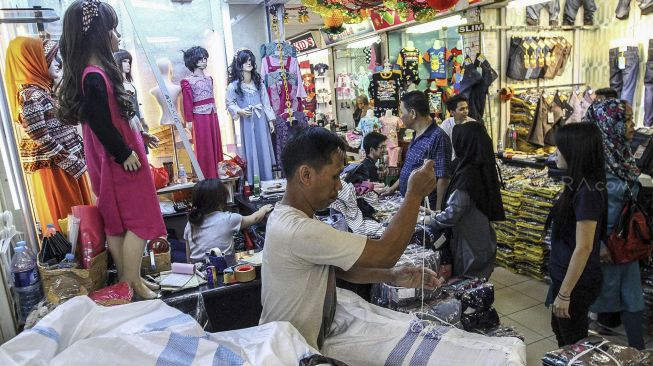 Pedagang pakaian di Blok A Pasar Tanah Abang, Jakarta, Selasa (20/2). 