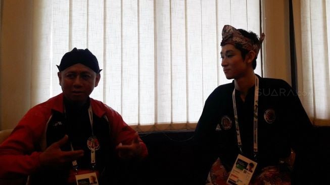 Pendekar silat asal Indonesia, Yuli Purwanto (kiri), bersama salah satu muridnya asal Jepang, Daisuke Osa. [Suara.com/Rizki Nurmansyah]