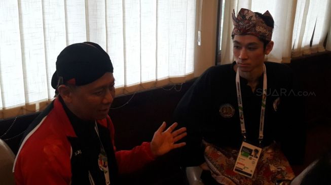 Pendekar silat asal Indonesia, Yuli Purwanto (kiri), bersama salah satu muridnya asal Jepang, Daisuke Osa. [Suara.com/Rizki Nurmansyah]