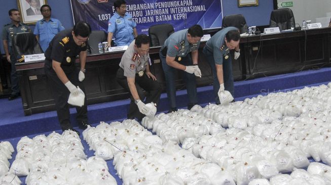 Kepala Badan Narkotika Nasional (BNN) Komjen Budi Waseso bersama  Asisten Pengamanan (Aspam) Kepala Staf Angkatan Laut Laksamana Muda TNI Suprianto Irawan dan Panglima Armada Barat Laksamana Muda TNI Aan Kurnia saat merilis barang bukti narkotika golongan I jenis sabu di Kantor Pusat BNN, Jakarta, Selasa (20/2). 