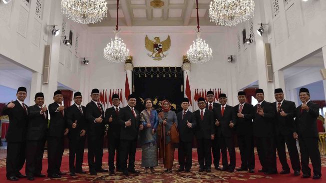 Sebanyak 17 Duta Besar Luar Biasa dan Berkedudukan Penuh (LBBP) berfoto bersama usai pelantikan di Istana Negara, Jakarta, Selasa (20/2).