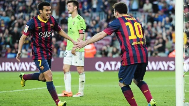 Pedro Rodriguez (kiri) saat masih bermain dengan Lionel Messi di klub Barcelona. JOSEP LAGO / AFP