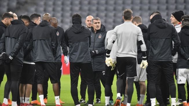 Pelatih Besiktas Senol Gunes memimpin sesi latihan jelang leg pertama babak 16 besar kontra Bayern Munich di Allianz Arena [AFP]