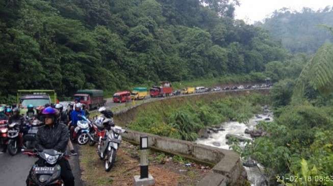 Lembah Anai Longsor, Lalu Lintas Padang-Bukittinggi Merayap