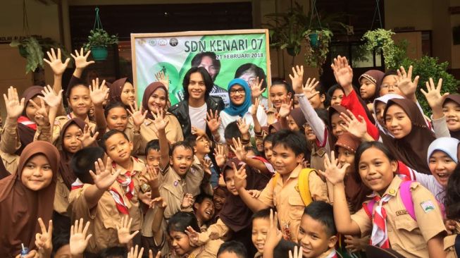 Jefri Nichol bersama murid SD Kenari 7, Salemba, Jakarta Pusat (Sumarni/Suara.com)