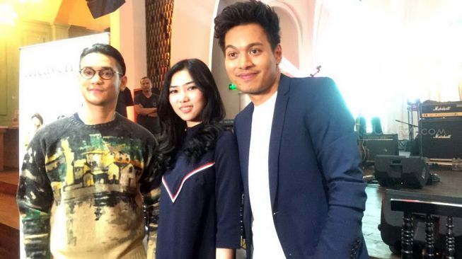 Trio Afgan Syahreza-Isyana Sarasvati-Rendy Pandugo dalam jumpa media di The Pallas, SCBD, Jakarta, Rabu (21/2/2018). [Suara.com/Sumarni]