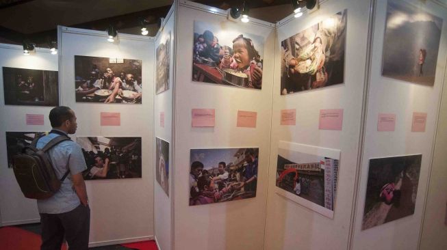 Pameran foto "China in New Era" di Taman Budaya Denpasar, Bali, Rabu (21/2)