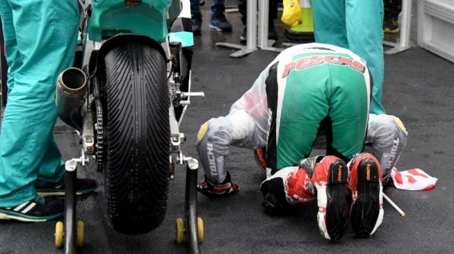 Pebalap Malaysia Hafizh Syahrin sujud syukur usai memastikan tempat ketiga di sirkuit Motegi, Jepang [AFP]