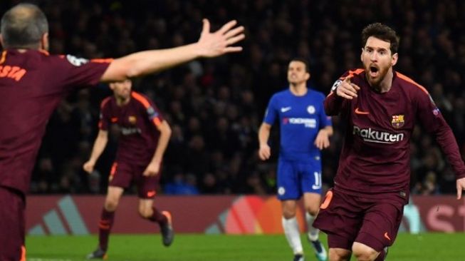 Bintang Barcelona Lionel Messi (kanan) merayakan golnya ke gawang Chelsea bersama Andres Iniesta. Ben STANSALL / AFP