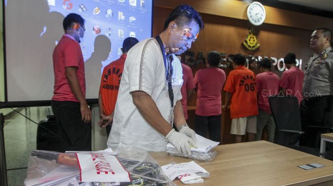 Kasubdit 1 Dittipid Siber Bareskrim Polri Kombes Pol. Irwan Anwar bersama dengan Analis Kebijakan (Anjak) Divisi Humas Mabes Polri Kombes Pol Sulistyo Pudjo merilis kasus pengungkapan Kejahatan Siber (Penyebar Hoax) di Jakarta, Rabu (21/2). 