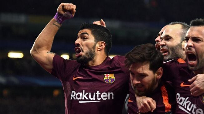 Pemain Barcelona Luis Suarez (kiri) rayakan gol Lionel Messi (tengah) ke gawang Chelsea di leg pertama babak 16 besar Liga Champions yang berlangsung di Stamford Bridge, Rabu (21/2/2018) [AFP]