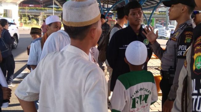 Terlanjur ke Bandara Jemput Rizieq, Simpatisan Tak Menyesal