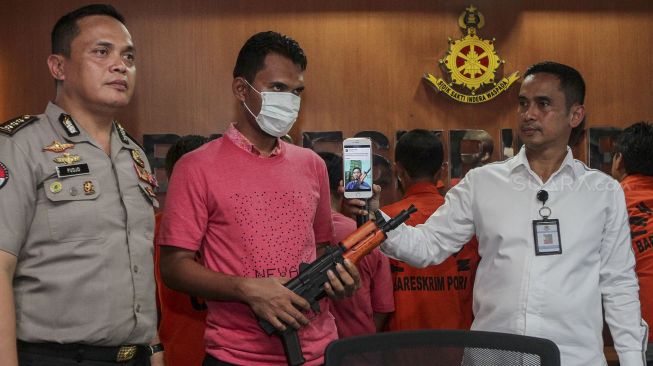 Kasubdit 1 Dittipid Siber Bareskrim Polri Kombes Pol. Irwan Anwar bersama dengan Analis Kebijakan (Anjak) Divisi Humas Mabes Polri Kombes Pol Sulistyo Pudjo merilis kasus pengungkapan Kejahatan Siber (Penyebar Hoax) di Jakarta, Rabu (21/2). 