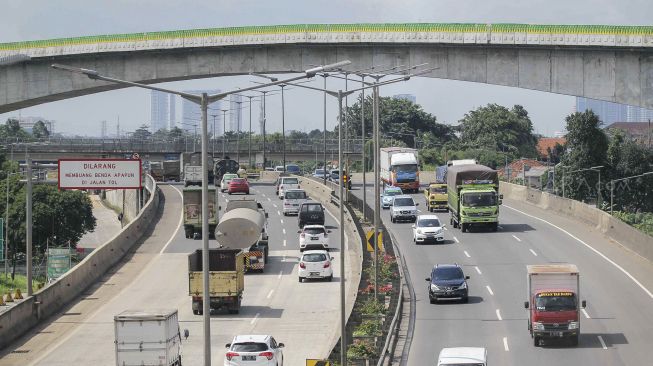 Sejumlah kendaraan melaju di ruas Jalan Tol Lingkar Luar Jakarta W2, Rabu (21/2). 