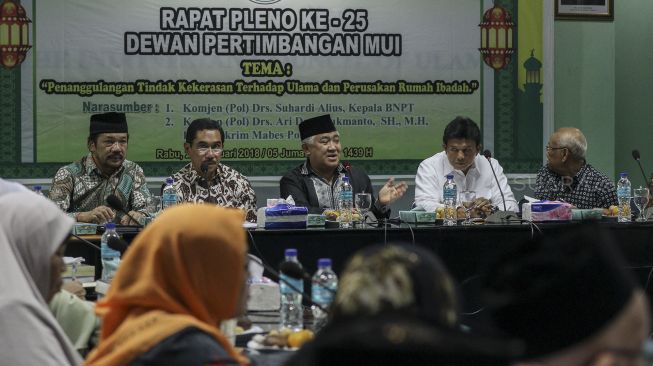 Ketua Dewan Pertimbangan Majelis Ulama Indonesia (MUI) Din Syamsuddin bersama Kepala Badan Nasional Penanggulangan Terorisme (BNPT) Komjen Pol Suhardi Alius dan Kabareskrim Mabes Polri Komjen Pol Ari Dono Sukamto menghadiri rapat pleno ke-25 Dewan Pertimbangan Majelis Ulama Indonesia (MUI) di Kantor MUI, Jakarta, Rabu (21/2). 