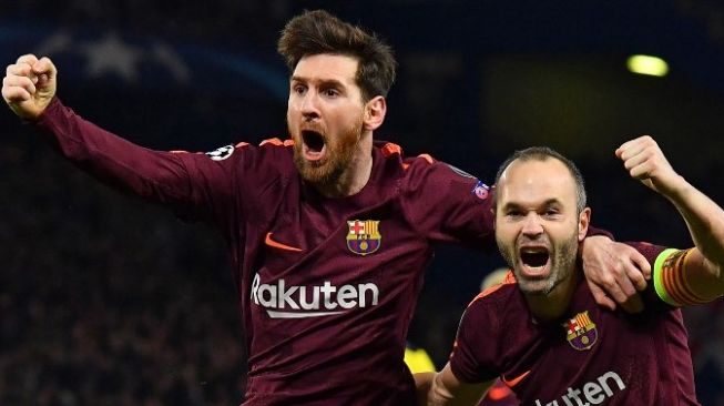 Bintang Barcelona Lionel Messi merayakan golnya ke gawang Chelsea dengan rekan setimnya, Andres Iniesta. Ben STANSALL / AFP