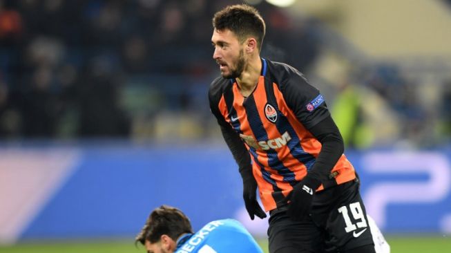 Striker Shakhtar Donetsk, Facundo Ferreyra, mencetak gol penyama kedudukan saat melawan AS Roma dalam leg pertama 16 Besar Liga Champions di Oblasny SportKomplex Metalist, Rabu (21/2/2018) atau Kamis dini hari WIB. [AFP/Sergei Supinsky]