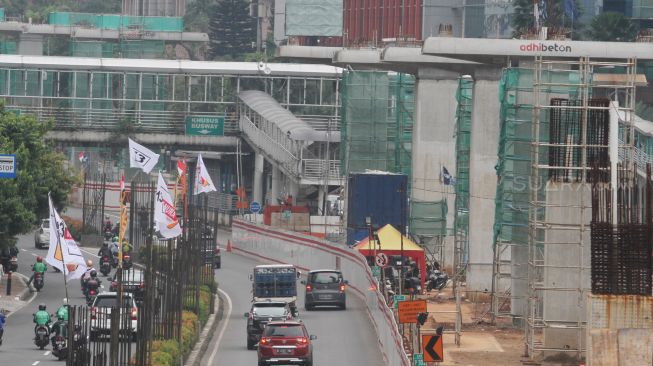 Proyek pembangunan LRT di kawasan, Kuningan, Jakarta, Kamis (22/2). 