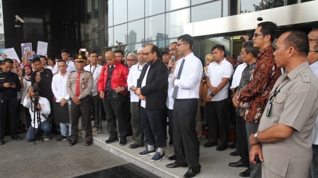 Penyidik Komisi Pemberantasan Korupsi (KPK) Novel Baswedan tiba di gedung KPK, Kuningan, Jakarta, Kamis (22/2).