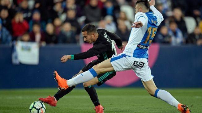 Pemain Real Madrid Lucas Vazquez (kiri) melepaskan tendangan untuk menjebol gawang Leganes. OSCAR DEL POZO / AFP
