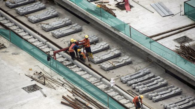 Proyek pembangunan LRT Kelapa Gading-Velodrome di Kelapa Gading, Jakarta, Kamis (22/2).