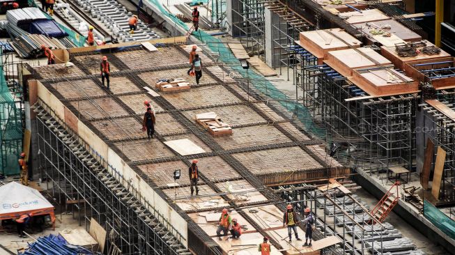 Proyek pembangunan LRT Kelapa Gading-Velodrome di Kelapa Gading, Jakarta, Kamis (22/2).