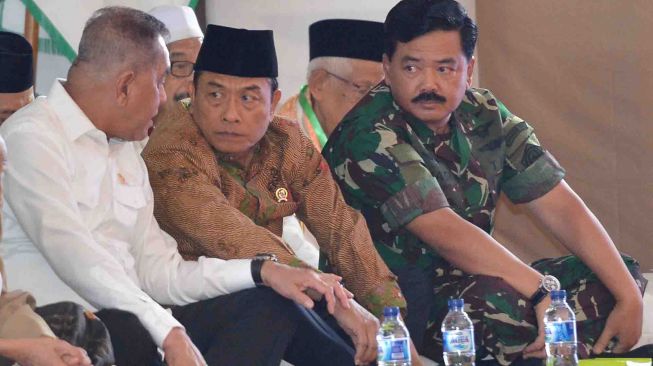 Menteri Pertahanan Indonesia Ryamizard Ryacudu (kiri) berdiskusi dengan Kepala Staf Kepresidenan Moeldoko (tengah) dan Panglima TNI Panglima TNI Marsekal TNI Hadi Tjahjanto ketika menghadiri pembukaan Zikir Kebangsaan dan Rakernas I Majelis Zikir Hubbul Wathon di Asrama Haji Pondok Gede, Jakarta, Rabu (21/2).