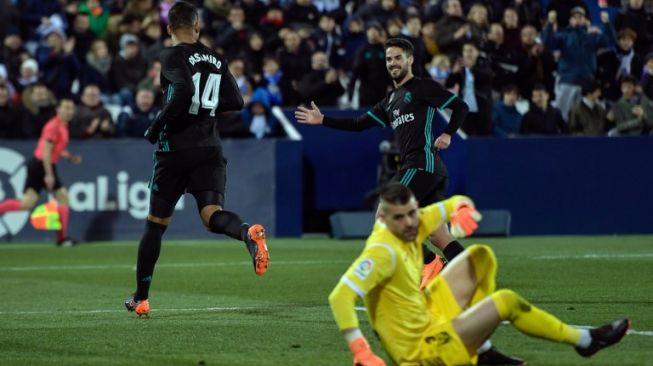 Gelandang Real Madrid, Casemiro (kiri), merayakan golnya ke gawang Leganes bersama Isco dalam lanjutan La Liga Spanyol di Estadio Municipal de Butarque, Rabu (21/2/2018) atau Kamis dini hari WIB. [AFP/Oscar Del Pozo]