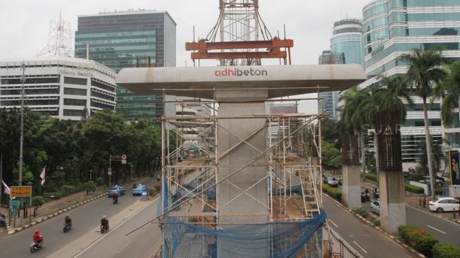 Proyek pembangunan LRT di kawasan, Kuningan, Jakarta, Kamis (22/2). 