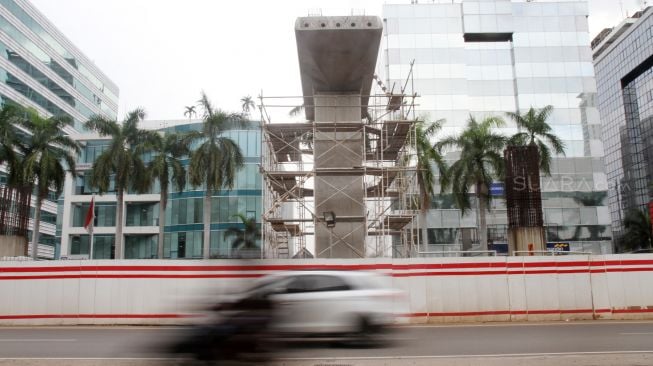 Proyek pembangunan LRT di kawasan, Kuningan, Jakarta, Kamis (22/2). 