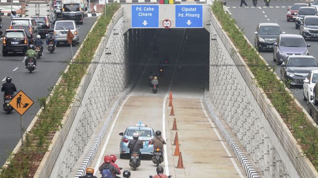 Sejumlah kendaraan melintas dari arah Pondok Indah menuju Lebak Bulus saat dilakukanya uji coba underpass Kartini di Jalan Metro Pondok Indah, Jakarta (22/2).