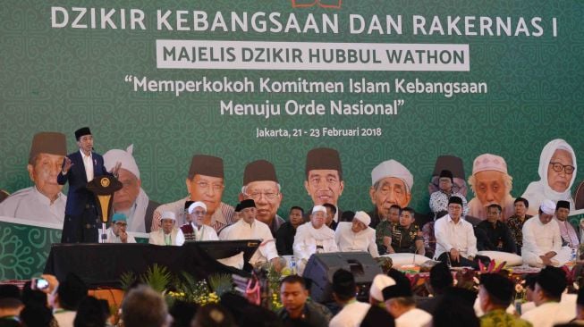 Presiden Joko Widodo memberikan sambutan ketika membuka Zikir Kebangsaan dan Rakernas I Majelis Zikir Hubbul Wathon di Asrama Haji Pondok Gede, Jakarta, Rabu (21/2). 