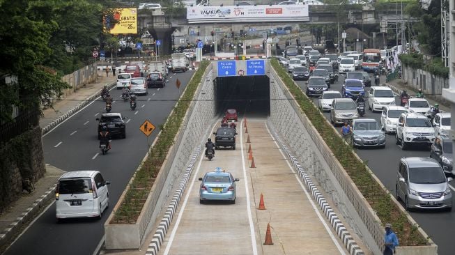 Sejumlah kendaraan melintas dari arah Pondok Indah menuju Lebak Bulus saat dilakukanya uji coba underpass Kartini di Jalan Metro Pondok Indah, Jakarta (22/2).