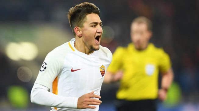 Gelandang AS Roma, Cengiz Under, merayakan golnya ke gawang Shakhtar Donetsk dalam leg pertama 16 Besar Liga Champions di Oblasny SportKomplex Metalist, Rabu (21/2/2018) atau Kamis dini hari WIB. [AFP/Sergei Supinsky]