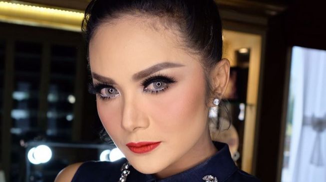 Terlihat Aneh, 4 Artis Ini Pernah Dihujat saat Ngendorse