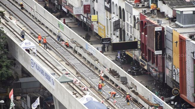 Proyek pembangunan LRT Kelapa Gading-Velodrome  di Kelapa Gading, Jakarta, Kamis (22/2).