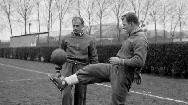 Laszlo Kubala (kanan) bersama Alfredo Di Stefano [AFP]