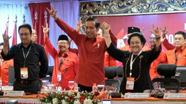 Presiden Joko Widodo dan Ketua Umum PDIP Megawati Soekarnoputri di acara Rapat Kerja Nasional III PDIP, di Grand Bali Beach, Denpasar, Bali, Jumat (23/2/2018). [Budiman Sudjatmiko]