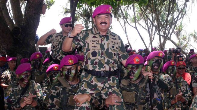 Panglima TNI Marsekal TNI Hadi Tjahjanto (kanan) didampingi KSAL Lakamana TNI Ade Supandi (kiri) dibopong prajurit Korps Marinir TNI AL disela-sela Pengangkatan Warga Kehormatan Marinir di pantai Nganteb, Kab. Malang, Jawa Timur, Kamis (22/2).