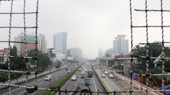 Sejumlah kendaraan melintas di jalan Tol Lingkar Dalam, Jakarta, Jumat (23/2). 