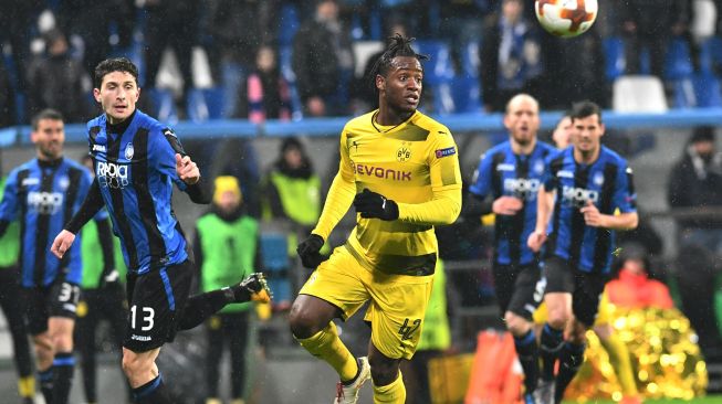 Penyerang Borussia Dortmund asal Belgia, Michy Batshuayi (tengah), dalam laga leg kedua Liga Europa kontra tuan rumah Atalanta di Stadion Mapei, Italia, Kamis (22/2/2018). [Vincenzo Pinto/AFP]