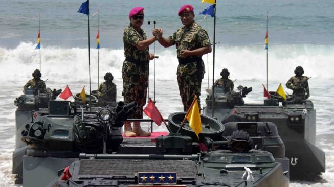 Menjadi warga kehormatan Korps Marinir TNI AL ke-37.