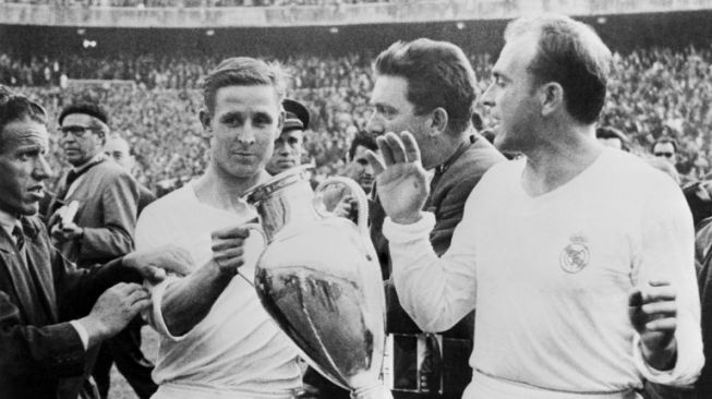 Pemain legendaris Real Madrid Alfredo Di Stefano (kanan) usai mengantar Los Blancos memenangkan European Cup [AFP]