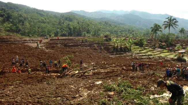 Sejumlah petugas melakukan pencarian korban longsor di Desa Pasirpanjang, Salem, Brebes, Jawa Tengah, Jumat (23/2).