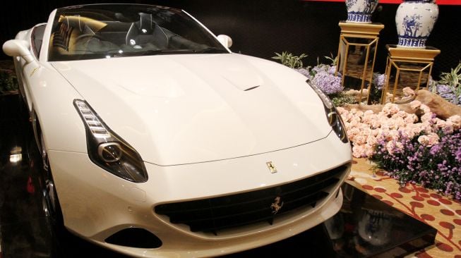 Ferrari Jakarta memamerkan dua koleksi terbaru Tailor Made, di Jakarta, Sabtu (24/2).