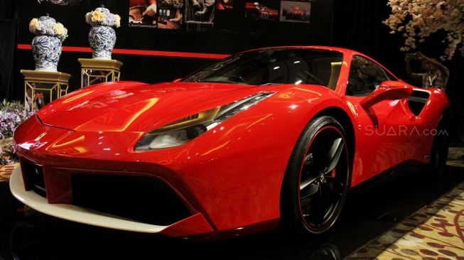 Ferrari Jakarta memamerkan dua koleksi terbaru Tailor Made, di Jakarta, Sabtu (24/2).