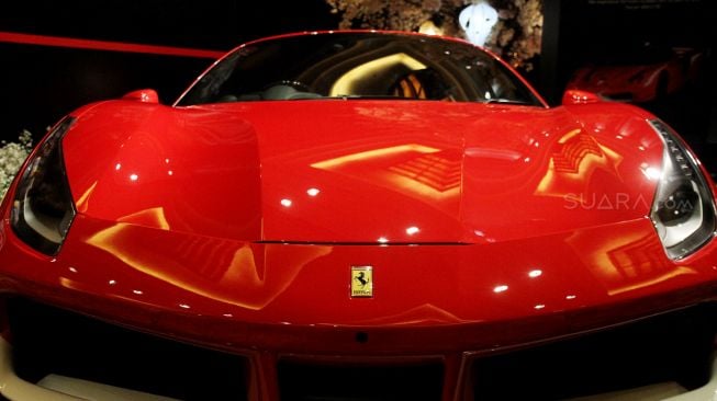 Ferrari Jakarta memamerkan dua koleksi terbaru Tailor Made, di Jakarta, Sabtu (24/2).