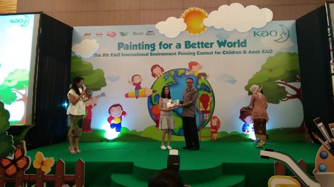 Dua Anak Indonesia Memenangkan Lomba Melukis Internasional